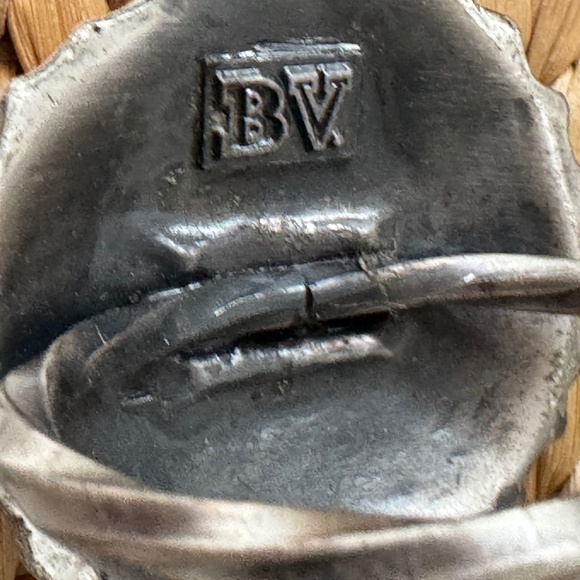 Beaulieu Vineyard BV Vintage Pewter Seashell 8 Napkin Rings - Picture 2 of 3